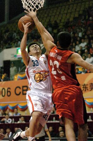 中超转会市场：广州队签下新前锋,（中超转会动态：广州队敲定锋线新援）