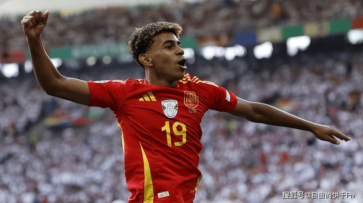 TA：多家豪门关注小将斯密特，阿尔克马尔对其估价约6000万欧（TA：阿尔克马尔为斯密特标价约6000万欧，多家豪门密切关注）